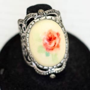 Size 7, Vintage White Oval Faux Pearl Floral Rose Art Ring - V23