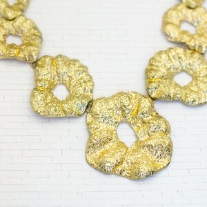 Collier plastron vintage abstrait en pierre creuse dorée de 18 pouces - V23
