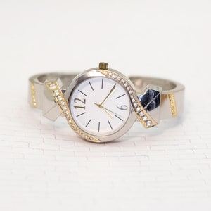 7 inch, Vintage White Analog Center Silver Tone Stylish Watch - V28