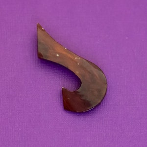 Broche de madera con nombre personal de la letra abstracta vintage J - V24