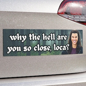 Puede incluir: Una pegatina rectangular con el texto "why the hell are you so close, loca?" en blanco, fuente gótica. El fondo es una escena de bosque. Una persona sonriente está en el lado derecho de la pegatina.
