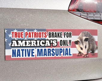 Bumpermagneet OF -sticker opossumauto | True Patriots Brake For America's Only Native Buideldier | Grappige meme schattige opossum | Vinylsticker auto