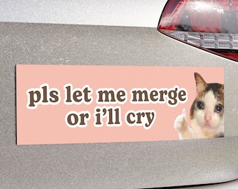 s'il vous plaît laissez-moi fusionner ou je vais pleurer | Crying Cat Meme AIMANT de pare-chocs de voiture | Sticker accessoire de voiture rose mignon drôle | Aimant de voiture en vinyle imperméable pour fenêtre