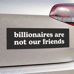 &quot;Millionäre sind nicht unsere Freunde&quot; Auto-Magnet | Autoaufkleber, Tax The Rich, Etikette, Etikette | Wetterfester Vinyl-Automagnet
