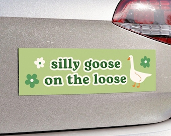 Ganso tonto suelto / Bonito imán para parachoques de coche / Calcomanía verde para coche, meme divertido, Ganso a bordo, bonito accesorio para coche / Imán de vinilo para coche