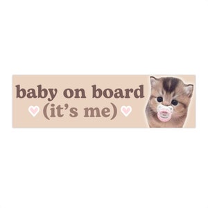 Baby on Board (It's Me) | Naklejka na zderzak samochodu Cat Meme | Zabawna, słodka, różowa estetyka, dziewczęca naklejka na akcesoria samochodowe Kitty | Wodoodporny winyl samochodowy