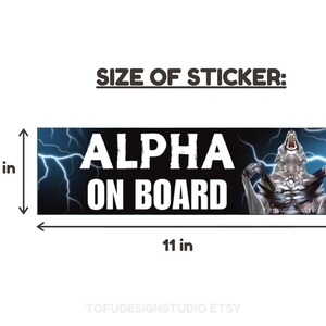 Pu&ograve; includere: Adesivo rettangolare con la scritta "ALPHA ON BOARD" in bianco, con un lupo. L'adesivo &egrave; lungo 28 cm e alto 7,6 cm. Lo sfondo presenta fulmini blu.