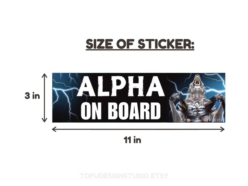 Pu&ograve; includere: Adesivo rettangolare con la scritta "ALPHA ON BOARD" in bianco, con un lupo. L'adesivo &egrave; lungo 28 cm e alto 7,6 cm. Lo sfondo presenta fulmini blu.