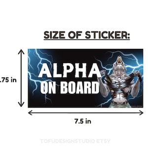 Pu&ograve; includere: Adesivo rettangolare con la scritta "ALPHA ON BOARD" in bianco, raffigurante una creatura simile a un lupo su uno sfondo di fulmini blu. L'adesivo misura 19 cm di larghezza e 9,5 cm di altezza.