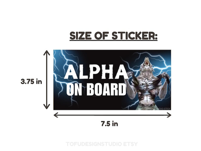 Pu&ograve; includere: Adesivo rettangolare con la scritta "ALPHA ON BOARD" in bianco, raffigurante una creatura simile a un lupo su uno sfondo di fulmini blu. L'adesivo misura 19 cm di larghezza e 9,5 cm di altezza.