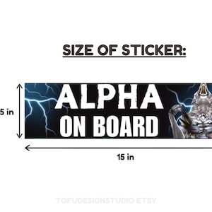 Pu&ograve; includere: Adesivo rettangolare con la scritta "ALPHA ON BOARD" in bianco, con un'illustrazione di un lupo che ulula. L'adesivo &egrave; lungo 38 cm e alto 9,5 cm, con uno sfondo di fulmini blu.