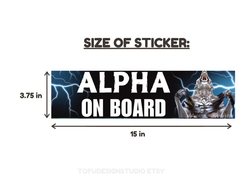 Pu&ograve; includere: Adesivo rettangolare con la scritta "ALPHA ON BOARD" in bianco, con un'illustrazione di un lupo che ulula. L'adesivo &egrave; lungo 38 cm e alto 9,5 cm, con uno sfondo di fulmini blu.