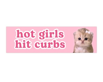 ragazze hot colpiscono i marciapiedi / Adesivo per paraurti auto con meme di gatto carino / Divertente, ragazza civettuola rosa kawaii, accessorio per decalcomanie per auto / Adesivo in vinile impermeabile