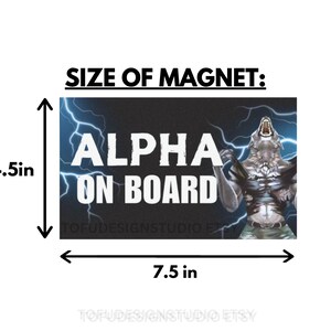 Pu&ograve; includere: Magnete rettangolare con la scritta "ALPHA ON BOARD" in bianco, su sfondo scuro con fulmini blu. Un lupo mannaro muscoloso &egrave; a destra. Il magnete misura 11,4 cm per 19,1 cm.