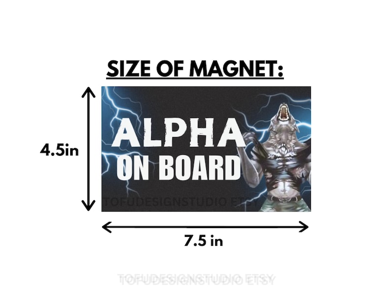 Pu&ograve; includere: Magnete rettangolare con la scritta "ALPHA ON BOARD" in bianco, su sfondo scuro con fulmini blu. Un lupo mannaro muscoloso &egrave; a destra. Il magnete misura 11,4 cm per 19,1 cm.