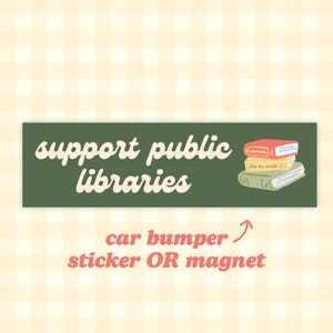 Puede incluir: Pegatina o imán verde para parachoques de coche con el texto "support public libraries" en blanco. A la derecha de la pegatina se muestra una pila de tres libros.