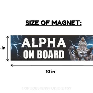 Pu&ograve; includere: Magnete nero con la scritta bianca "ALPHA ON BOARD" e una grafica di un lupo. Il magnete &egrave; lungo 25,4 cm e alto 7,6 cm.