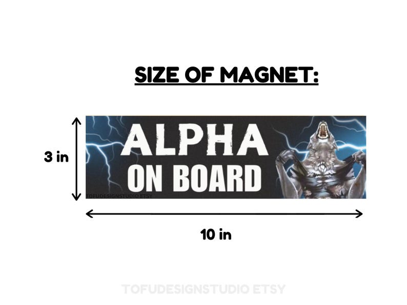 Pu&ograve; includere: Magnete nero con la scritta bianca "ALPHA ON BOARD" e una grafica di un lupo. Il magnete &egrave; lungo 25,4 cm e alto 7,6 cm.