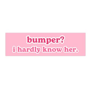 以下が含まれることがあります： ピンクと赤のステッカーに「bumper? i hardly know her.」というテキストが書かれています