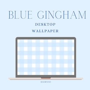 Puede incluir: Un ordenador portátil muestra un fondo de pantalla de escritorio con un patrón de cuadros azul y blanco. Las palabras "BLUE GINGHAM DESKTOP WALLPAPER" se muestran en fuente azul oscuro encima del portátil. La parte inferior de la imagen muestra el texto "DIGIBYVIVI".