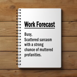 Puede incluir: Un cuaderno blanco con espiral con la frase "Work Forecast" en negrita negra. Debajo, el texto dice: "Busy, Scattered sarcasm with a strong chance of muttered profanities."