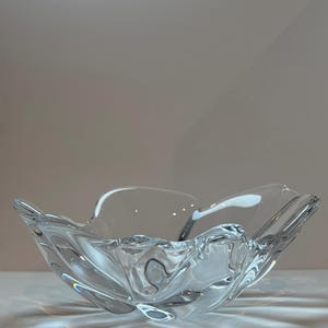 Vintage Crystal Freeform Bowl – Uranium Reactive Glow, Mid Century Modern Sculptural Centerpiece, Art Glass Decor