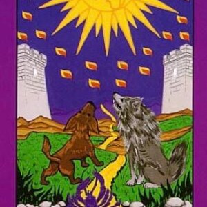 Puede incluir: La carta del tarot La Luna presenta un fondo morado con un sol amarillo con una cara en el centro. Dos torres se encuentran a cada lado de la carta. Un lobo y un perro caminan por un sendero con un r&iacute;o y un cangrejo en primer plano. El n&uacute;mero de la carta 18 y las palabras "LA LUNA" est&aacute;n en la parte inferior de la carta.