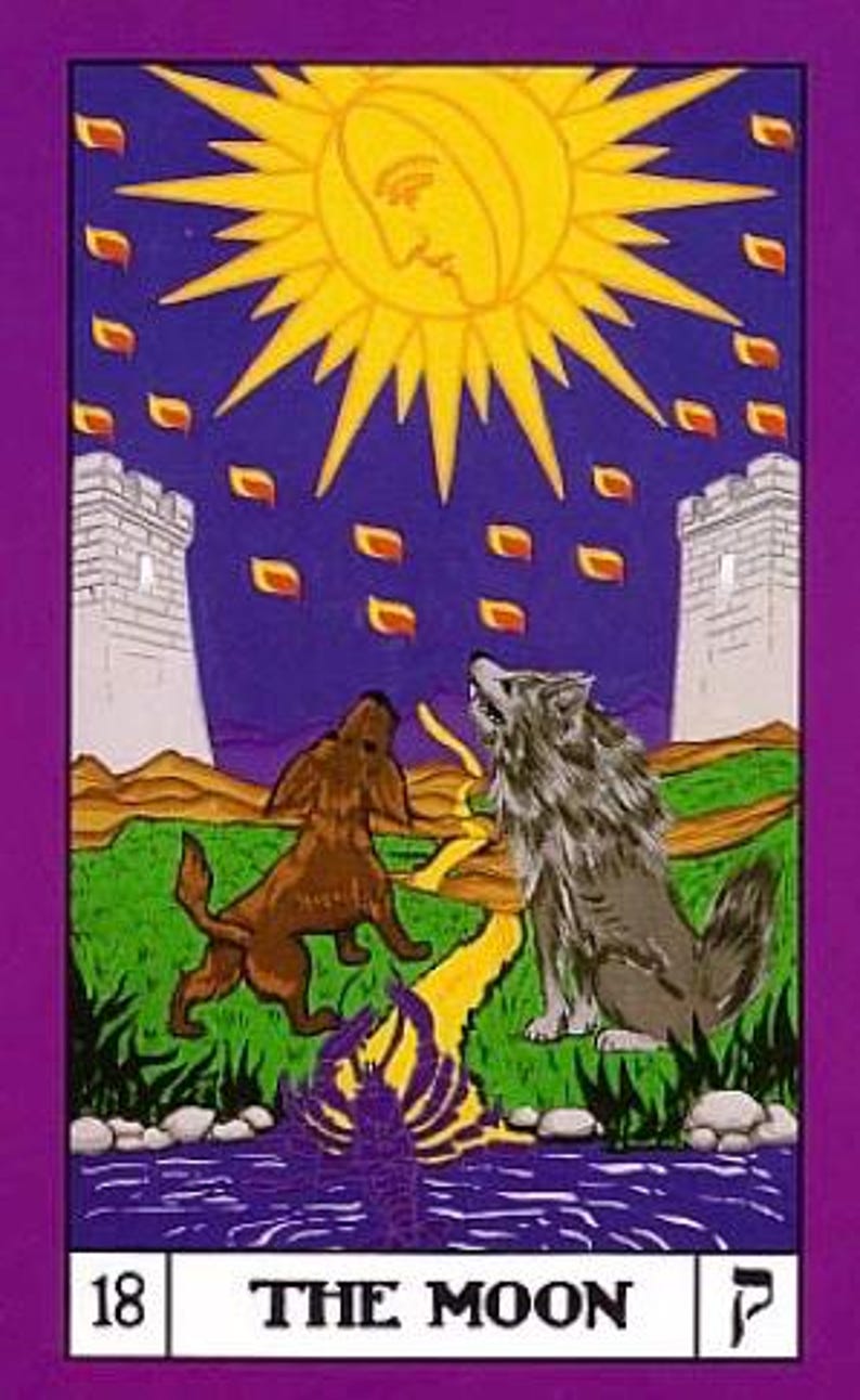 Puede incluir: La carta del tarot La Luna presenta un fondo morado con un sol amarillo con una cara en el centro. Dos torres se encuentran a cada lado de la carta. Un lobo y un perro caminan por un sendero con un r&iacute;o y un cangrejo en primer plano. El n&uacute;mero de la carta 18 y las palabras "LA LUNA" est&aacute;n en la parte inferior de la carta.