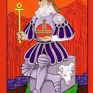 Puede incluir: La carta del tarot El Emperador presenta a un hombre con una t&uacute;nica p&uacute;rpura y dorada sentado en un trono de piedra. Sostiene un cetro en su mano derecha y un orbe rojo en su mano izquierda. La carta est&aacute; sobre un fondo rojo con monta&ntilde;as en la distancia.