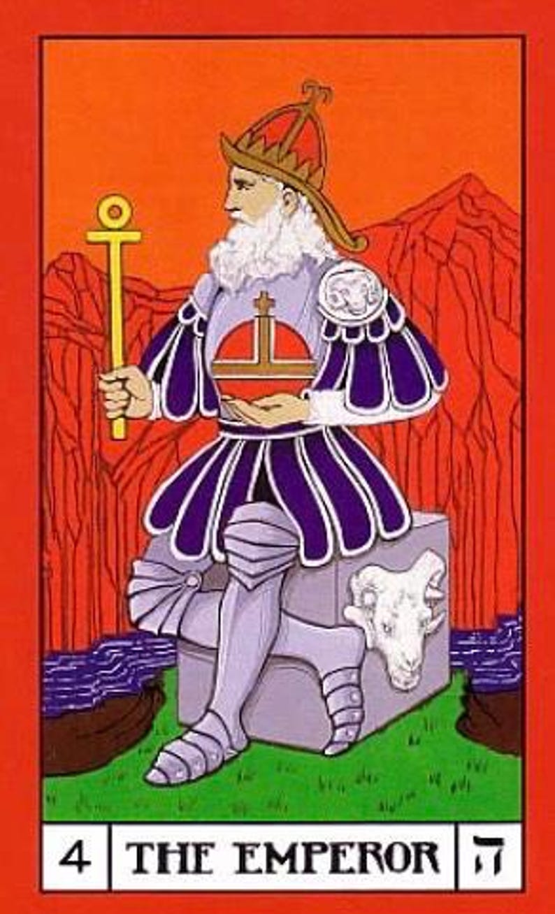 Puede incluir: La carta del tarot El Emperador presenta a un hombre con una t&uacute;nica p&uacute;rpura y dorada sentado en un trono de piedra. Sostiene un cetro en su mano derecha y un orbe rojo en su mano izquierda. La carta est&aacute; sobre un fondo rojo con monta&ntilde;as en la distancia.