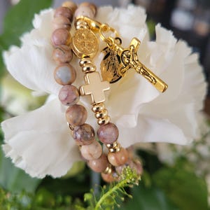 Sankt Benedictus | Handgjort rosenkransarmband | Förgyllt rostfritt stål | Religiös gåva | Katolsk
