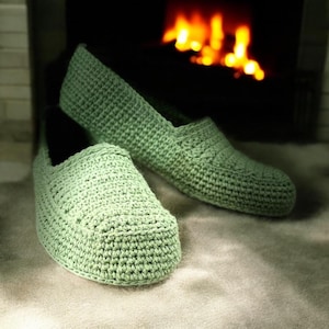Crochet ,Crochet women slippers with non slip soles/womens slippers/shoes/crochet womens slippers handmade/house shoes/crochet gift slippers