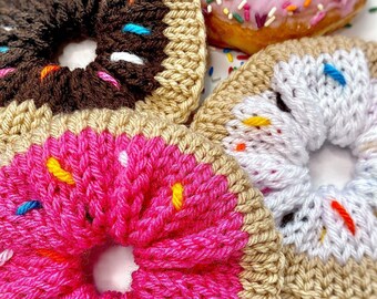 Donut Hair Scrunchie / Set de scrunchie de punto hecho a mano / Accesorios para el cabello dulce / Donut espolvoreado