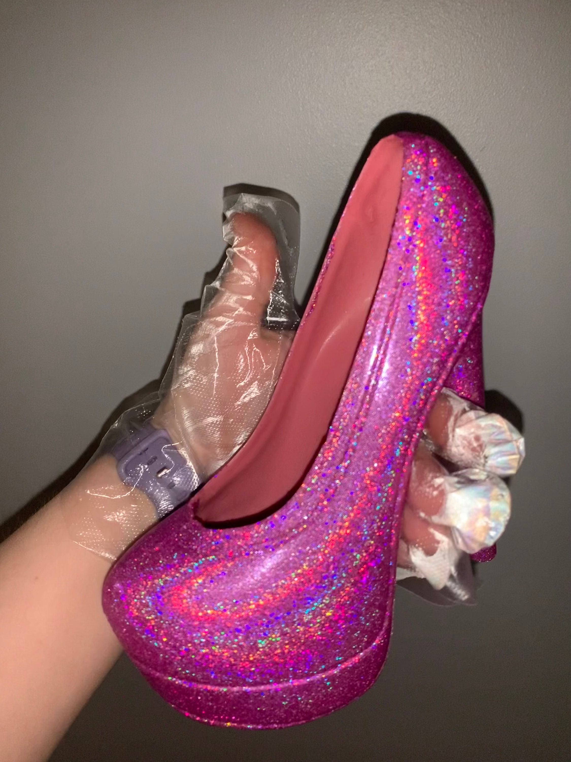 Amazon.com: Big Size 3D High Heel Shoe Chocolate Mold with 3 Clips, DIY  Crystal Jelly Lady Shoes Mould Candy Cake Decoration Desserts Fondant Model  Baking Pastry Tool, 7.5