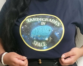 Autocollant gratuit mignon ours d'eau tardigrade science chemise cadeau pour sa Saint Valentin lui eux microbiologie astronomie espace galaxie drôle