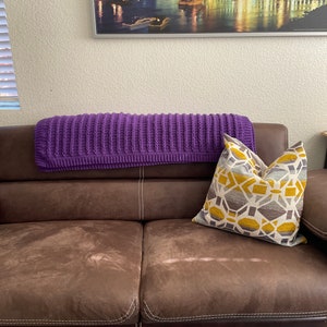 Gehäkelte Zopfmuster Decke (lila)