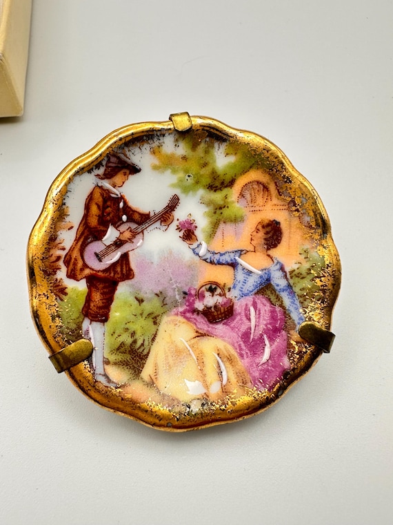 この美しいセットは、フランスから輸入されたリモージュ磁器で作られて