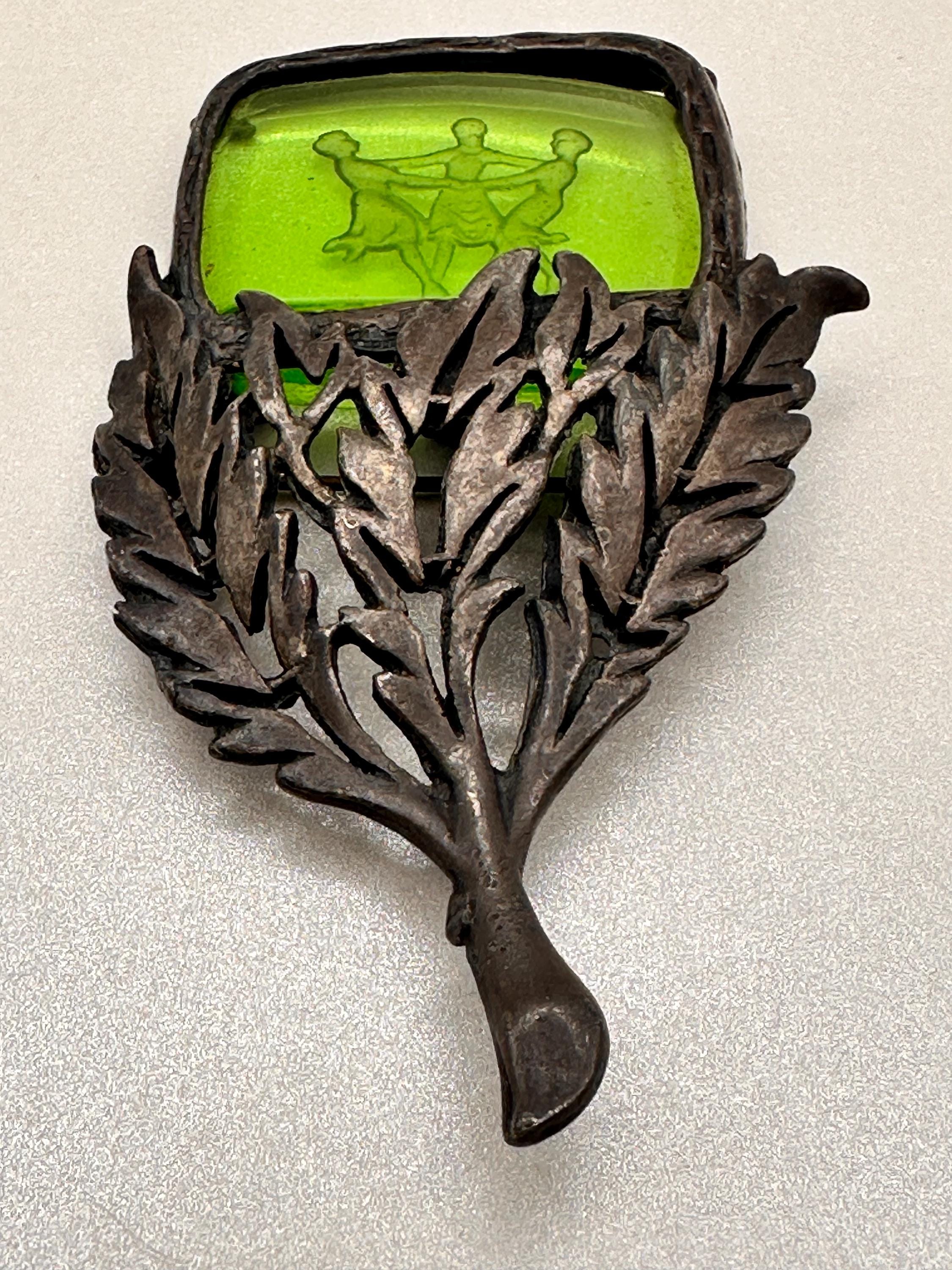 ヴィンテージチェコアールヌーボーウランガラスブローチ – 「三人の