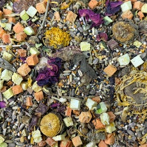 Runzas organic bird food for parrots and small birds

Runzas Organich seed Blend for Parrotlets and Small Beaks
“Runzas organic bird seed blend with dried vegetables, flowers, and herbs for parrots and small birds”