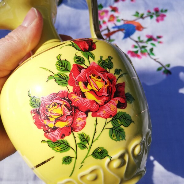 Vase soliflore céramique vintage. décor rose fleuri jaune et doré.