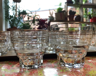 verres, gobelets vintage en verre blanc et liseré doré