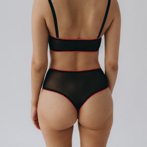 Zwarte mesh-lingerieset, doorzichtige string met hoge taille en zachte bh, sexy en sensuele lingerie.