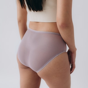 Mittlere Taille transparent Höschen. Lavendelfarbenes durchsichtiges Höschen. Sexy Unterwäsche für Sie.