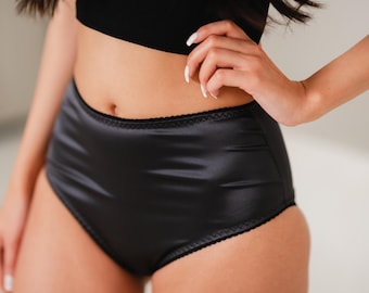 Puede incluir: Ropa interior de satén negro de cintura alta con ribete de encaje negro.
