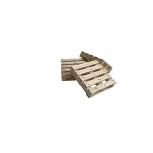 Op de afbeelding: Drie kleine, lichtgekleurde houten pallets zijn geplaatst tegen een witte achtergrond. Elke pallet heeft een rechthoekige vorm met gelijkmatig verdeelde houten latten en steunbalken. De pallets zijn gestapeld en licht gekanteld.