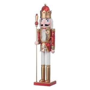 Puede incluir: Figura decorativa de cascanueces. La figura viste una chaqueta de lentejuelas rojas y doradas, pantalones blancos y botas doradas. Tiene una corona dorada y sostiene un bastón dorado. Decoración navideña clásica.