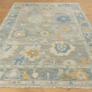 ハンドメイドのライトグレー ウシャク ウール ラグ - 9x12 トルコ ビンテージ カーペット、ブルー、イエロー、アイボリーの花柄モチーフ - 手編みの伝統的なエリア...