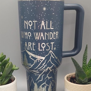 Aventura, No todos los que vagan están perdidos, viajando, viajero Vaso aislado de pared doble de 40 oz con asas grabado