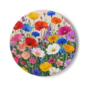 Könnte beinhalten: Ein kreisförmiges Wandbild mit einer lebendigen Blumenwiese in den Farben Rot, Orange, Gelb, Pink, Violett, Blau und Weiß. Die Illustration zeigt verschiedene Blumenarten mit grünen Stielen und Blättern auf hellem Hintergrund.
