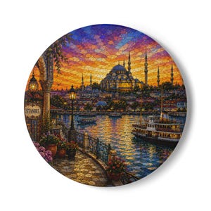 Peut inclure: Une décoration murale circulaire représentant une peinture style mosaïque du panorama d'Istanbul au coucher du soleil. L'image montre une mosquée avec des minarets, un front de mer avec un ferry, et une allée pavée avec des fleurs et un panneau ISTANBUL.